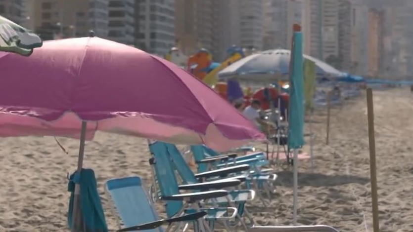 Sombrillas de playa vacías