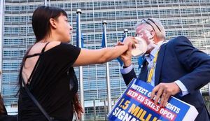 El consejero delegado de Ryanair recibe 2 tartazos de unas activistas medioambientales en Bélgica