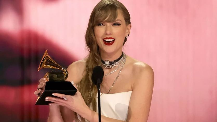 Taylor Swift, con uno de sus premios