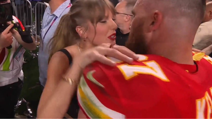 Travis Kelce y Taylor Swift se saludan tras la Super Bowl