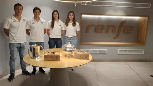 Campeones españoles del hockey hierba femenino y masculino junto a los trofeos de este año