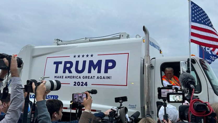 Trump subido en un camión de basura durante un mitin