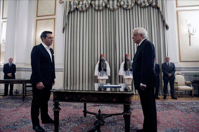 Tsipras mantiene a Tsakalotos como ministro de Finanzas en un Gobieno continuista