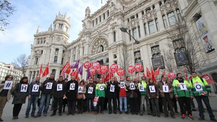 UGT y CCOO protestando ante el Ayuntamiento de Madrid por la Ley Mordaza