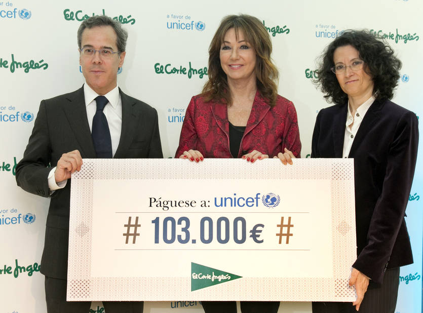 De izquierda a derecha, el presidente de UNICEF Comité Madrid, Manuel López de Miguel, la periodista Ana Rosa Quintana y la responsable de Comunicación Corporativa de El Corte Inglés, Ester Uriol