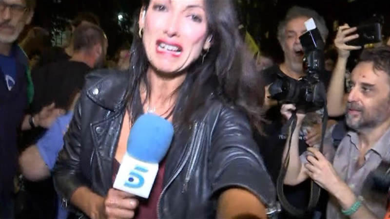 Una periodista, agredida por radicales durante la manifestación del 1-O en Barcelona