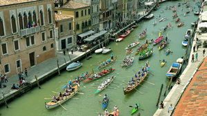 Sorpresa en Venecia: el canal se tiñe de verde fluorescente
