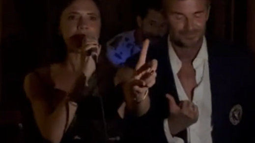 Los Beckam cantando en un karaoke en Miami