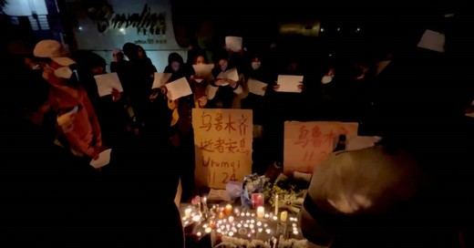 Vigilia en Shanghai por los fallecidos en el incendio de un edificio donde estaban confinados por las políticas de 'cero covid' de Xi Jinping