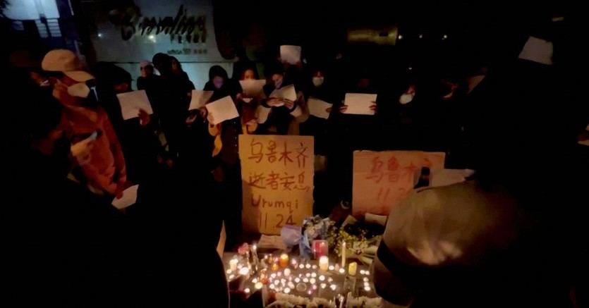 Vigilia en Shanghai por los fallecidos en el incendio de un edificio donde estaban confinados por las políticas de 'cero covid' de Xi Jinping