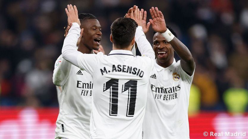 Camavinga, Asensio y Vinicius celebran un gol del Madrid ante el Valencia