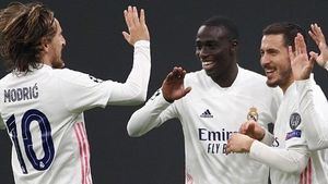 El Madrid triunfa en Milán y aclara su clasificación (0-2) mientras el Atleti sufrirá tras empatar con el Lokomotiv (0-0)