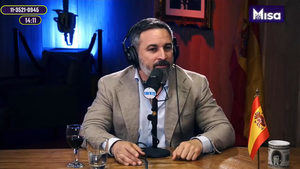 Abascal acude a un programa de radio ultra donde afirman que "la mujer de Sánchez duerme con un marroquí"