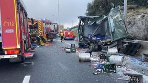 Grave accidente con un camión de cerveza en la A-6 de Madrid: 24 heridos, 2 de ellos graves