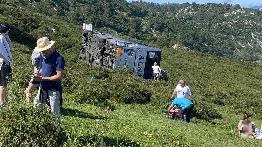 El accidente de los Lagos de Covadonga, en una foto tomada por testigos en el lugar y subida a Twitter