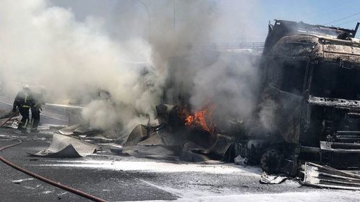 El incendio de un camión tras un accidente obliga a cortar parcialmente la A-1