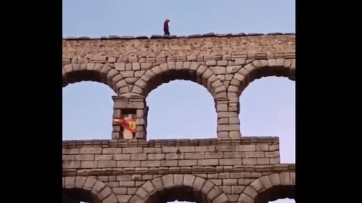Hombre en el acueducto de Segovia