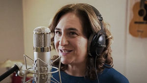 Ada Colau se pasa a rapera en el spot de su partido para las elecciones catalanas