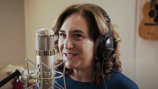 Ada Colau se pasa a rapera en el spot de su partido para las elecciones catalanas