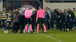 El presidente de un club turco baja al campo y agrede al árbitro con un puñetazo
