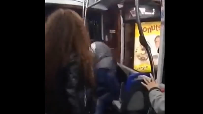 El vídeo viral de la brutal agresión en un autobús de Zaragoza por el uso de la mascarilla