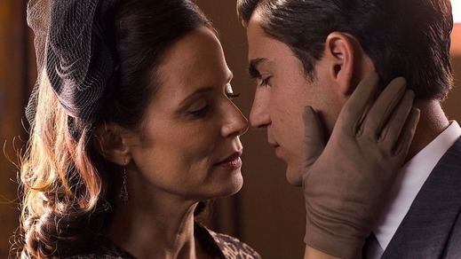 Aitana Sánchez Gijón y Maxi Iglesias en Velvet