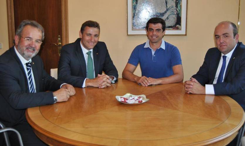 Caja Rural Castilla-La Mancha se reúne con el alcalde de Albacete