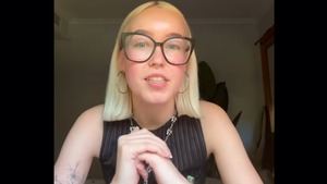 Una joven denuncia que no le atienden en la peluquería por llevar una pulsera de Vox