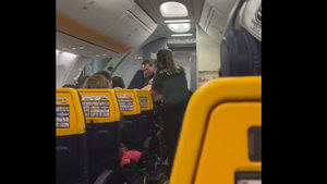 Una luchadora irlandesa amiga de McGregor lesiona a varios guardias civiles en un vuelo desde Canarias