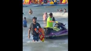 Alvise Pérez coloca una bandera española frente a las costas de Marruecos para "defender" España
