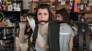 Amaia tocando la 'flauta silla' en su Tiny Desk