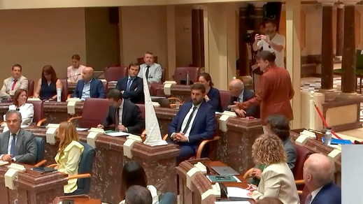 José Ángel Antelo con el capirote del Ku Klux Klan