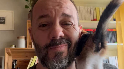 Antonio Maestre, con su gato, en un vídeo