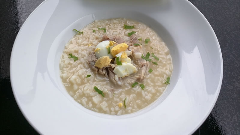 Receta: Sopa de arroz con pollo y huevo duro