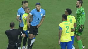 2 barcelonistas a empujones, con un madridista de por medio, en el Brasil contra Uruguay