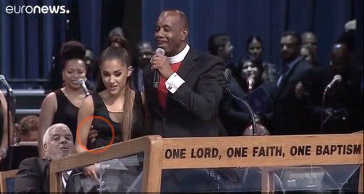 El reverendo del funeral de Aretha Franklin se disculpa por meter mano a Ariana Grande
