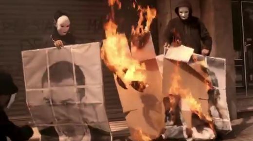 Arran quema fotos de Rajoy, Rivera y Sánchez frente a la sede del PP catalán