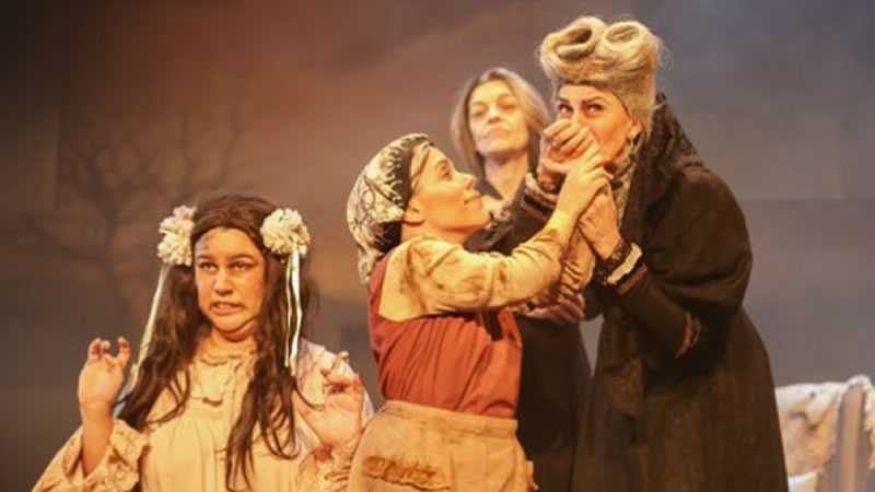 Crítica de la obra de teatro 'Atra Bilis': las viejas rencillas de la Casa Grande