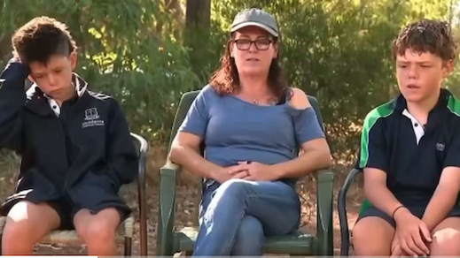 Joanne Appelbee con Austin y otro de sus hijos