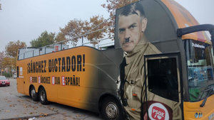 'Hazte Oír' saca un autobús a las calles que muestra a Pedro Sánchez como Hitler