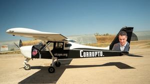 'La avioneta del corrupto', la nueva campaña de Hazte Oír contra Sánchez