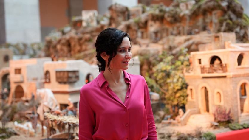 Ayuso, inaugurando el Belén de la Real Casa de Correos