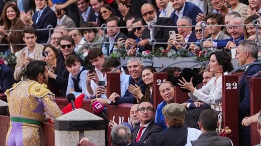 La presidenta de la Comunidad de Madrid, Isabel Díaz Ayuso, en Las Ventas ante Morante de la Puebla