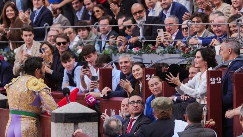 La presidenta de la Comunidad de Madrid, Isabel Díaz Ayuso, en Las Ventas ante Morante de la Puebla