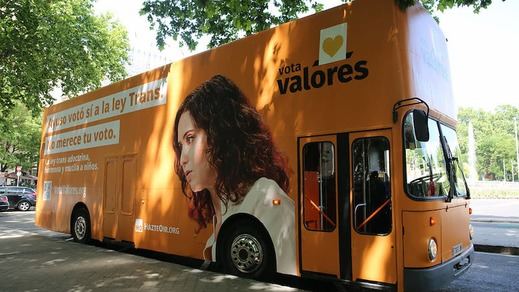 HazteOir fleta un autobús en el que llama 