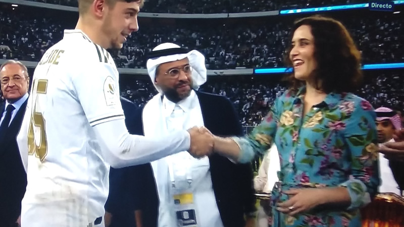 Ayuso y su aplaudido vestuario en Arabia Saudí: sin velo y mangas remangadas de su vestido