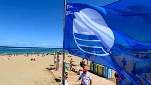 Bandera azul en la playa