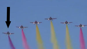 "Se habrá puesto más rojo": la explicación del Ejército del Aire a la bandera 'republicana' en el desfile