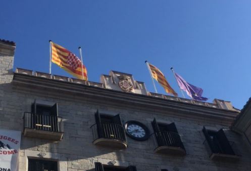 La bandera española deja de ondear en algunos ayuntamientos