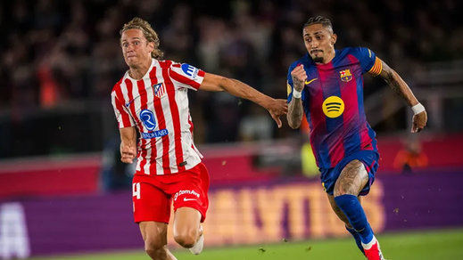 Llorente y Raphinha, corriendo por un balón